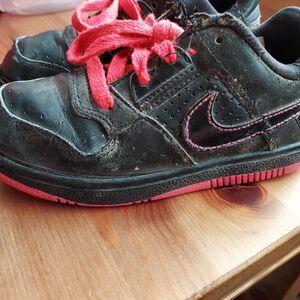 Nikes kids  size 10 child VGC  6.5 inchs long from toe to heel